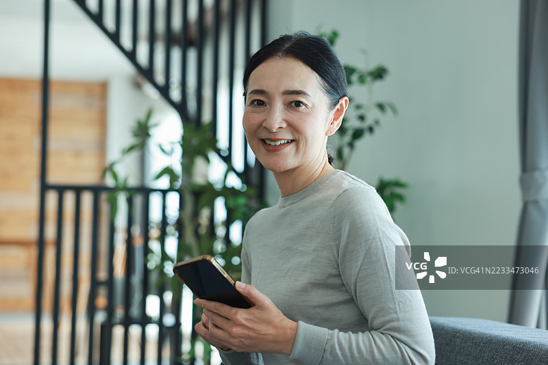 室内中年女性的肖像图片素材