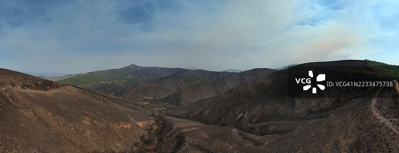 西班牙西北部野火后完全烧毁的山坡图片素材