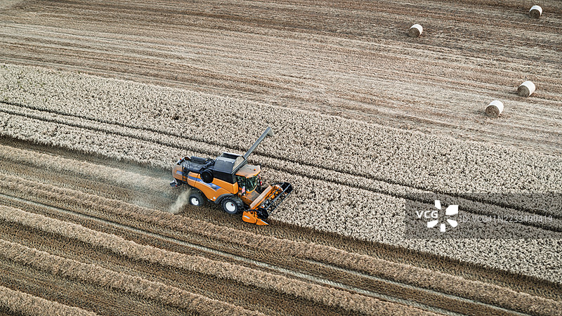 农业作物田的收割，鸟瞰图图片素材