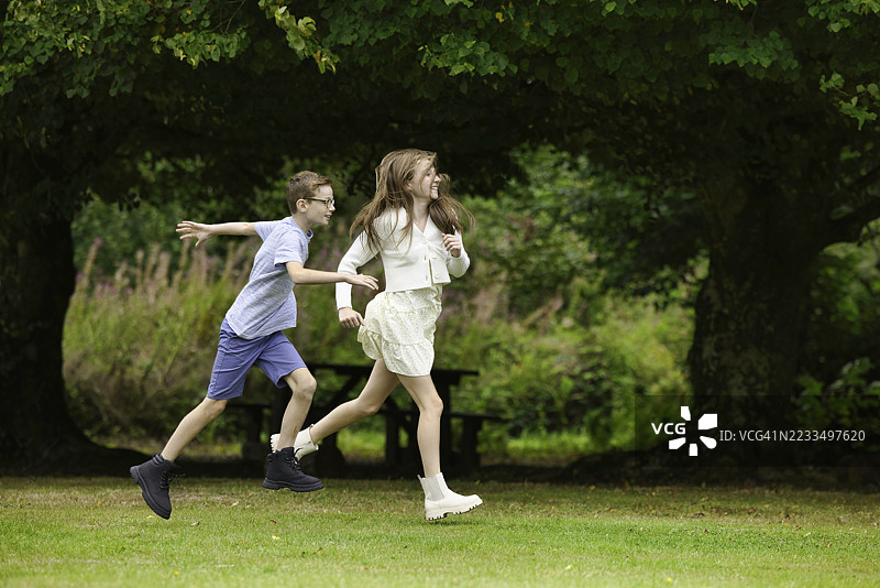 兄妹在奔跑图片素材