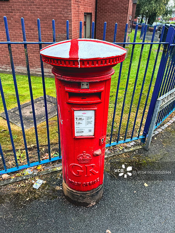 圣乔治的旗帜挂在路灯上图片素材