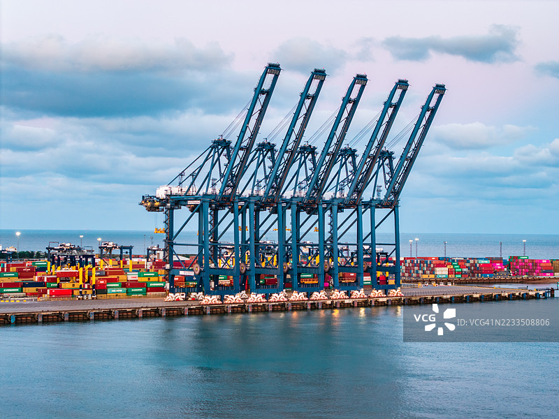 英国萨福克费利克斯托港黄昏时分的集装箱装卸起重机鸟瞰图图片素材