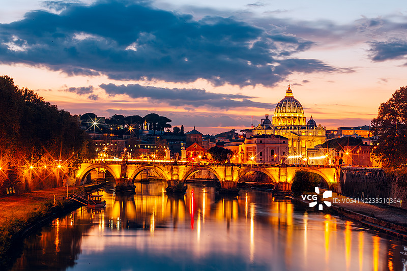 罗马黄昏时分的灯光照亮的天际线，台伯河、圣天使桥和圣彼得大教堂熠熠生辉，意大利罗马图片素材