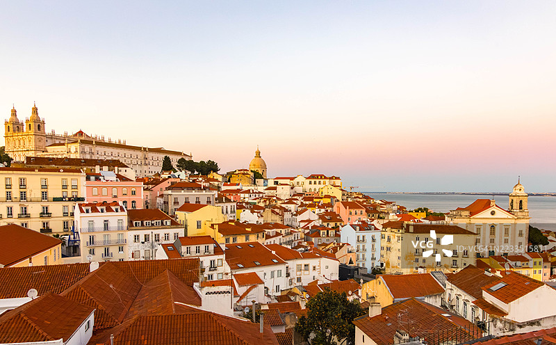 葡萄牙里斯本的城市风景，国家公墓和阿尔法玛房屋图片素材