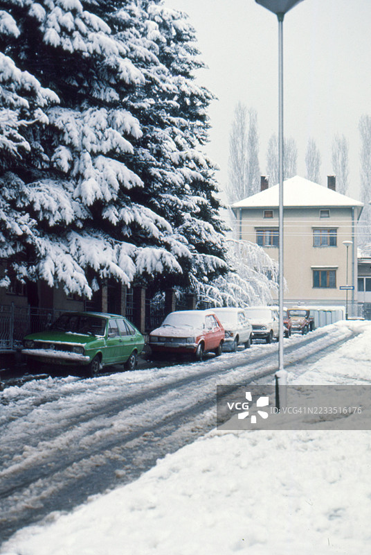 1977年贝尔格莱德（南斯拉夫，现为塞尔维亚）一个非常雪白的冬日的复古照片图片素材