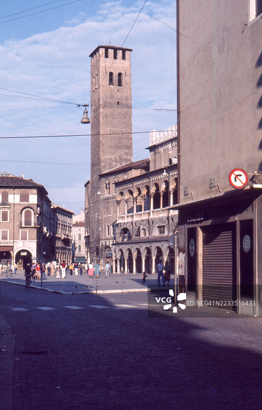 1977年意大利帕多瓦市的塔楼和城市广场的复古照片图片素材