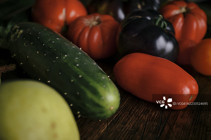 各种自家种植的不完美番茄和黄瓜的特写。图片素材