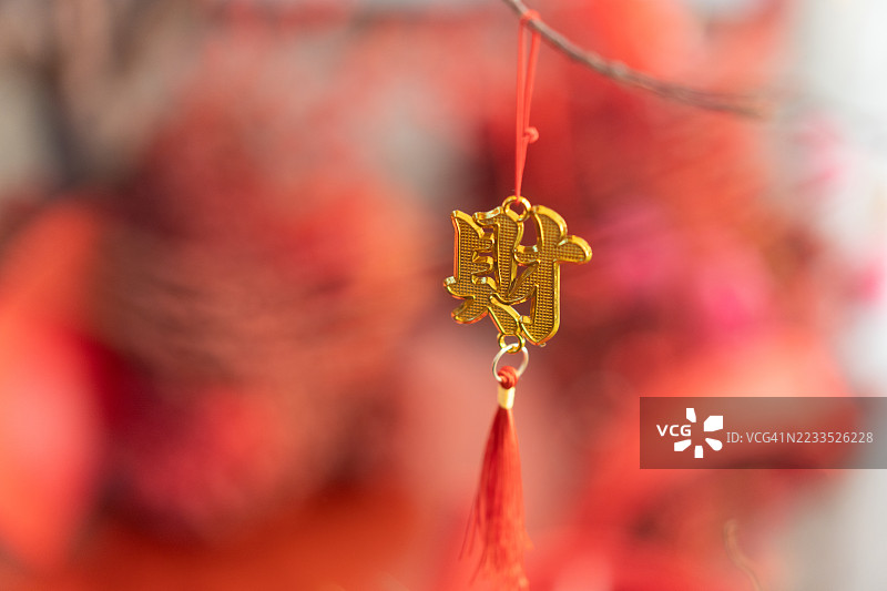 金色“财富”汉字饰品，带红色流苏图片素材