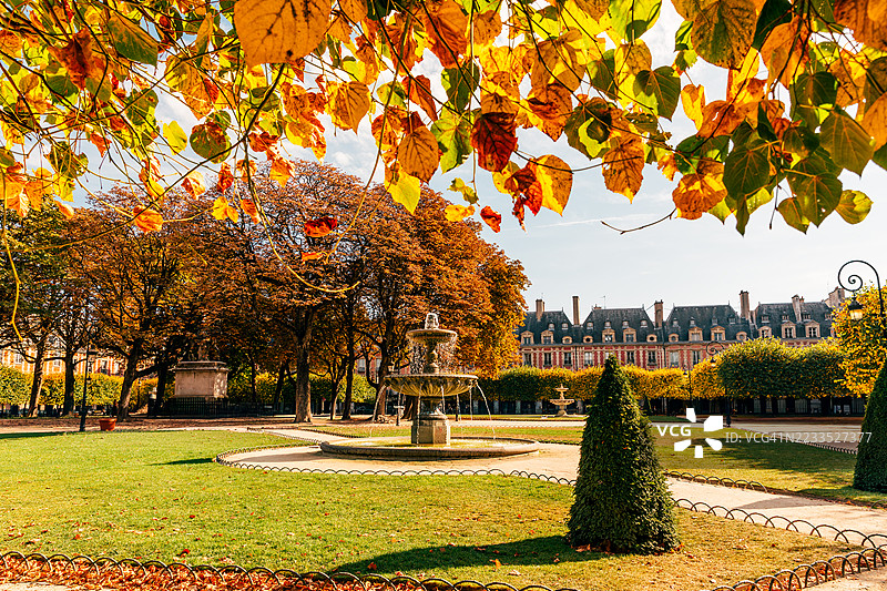 巴黎法国的沃兹广场在阳光明媚的秋日图片素材