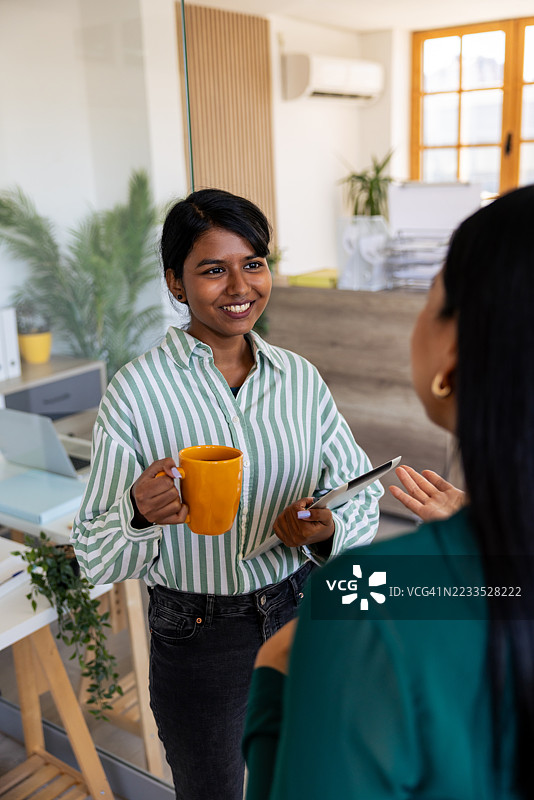 同事在办公室休息时间喝咖啡图片素材