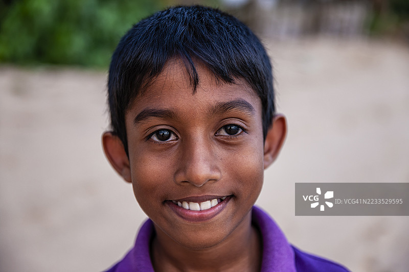 斯里兰卡年轻男孩在海滩上摆姿势图片素材