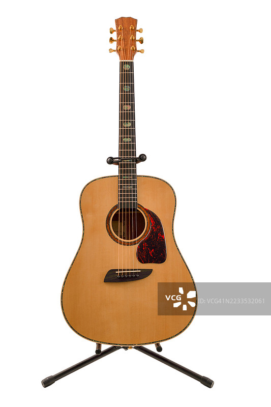 一把黑金设计的吉他放在支架上图片素材