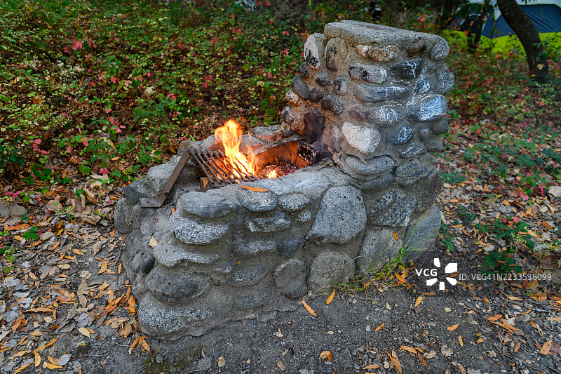 1930年代由民间保护团体（CCC）建造的石头露营炉图片素材