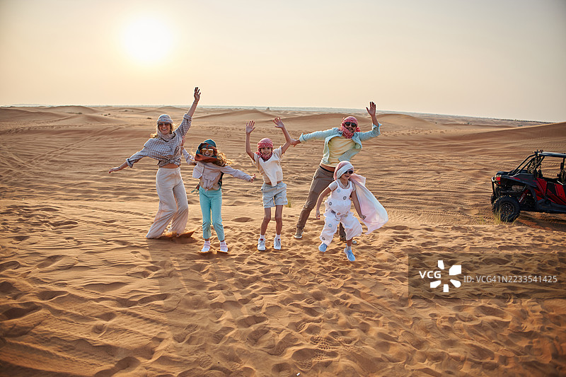 迪拜沙漠中的美国家庭图片素材