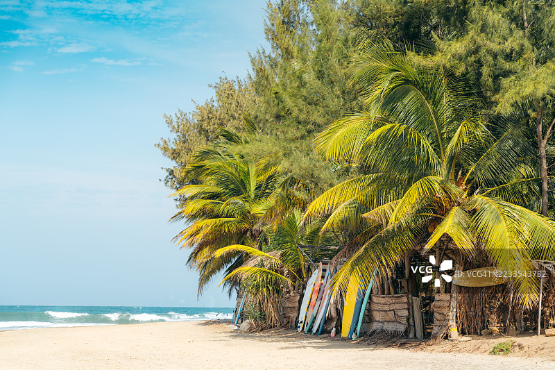 冲浪板靠在斯里兰卡阿鲁甘湾的海滩小屋旁。图片素材