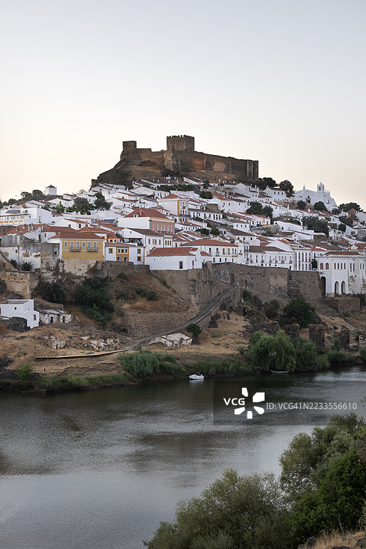 梅尔托拉，瓜达尔基维尔河和城堡图片素材
