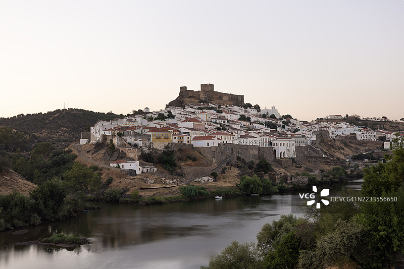 梅尔托拉，瓜达尔基维尔河和城堡图片素材