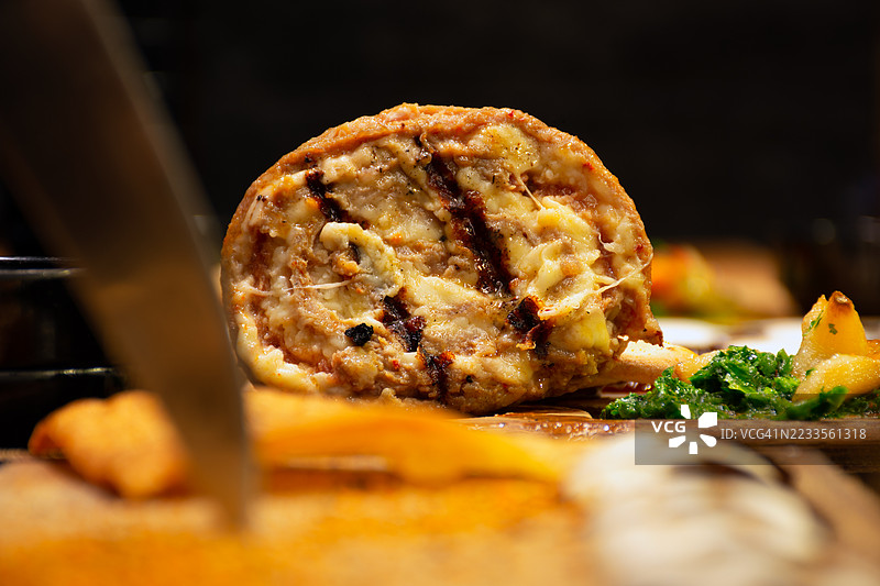 切菜板上的蔬菜卷肉特写图片素材