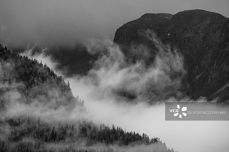 加拿大黑白雾蒙蒙的山脉风景图片素材