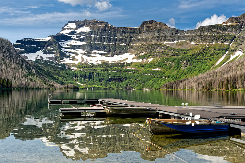 宁静的湖泊与雪山和码头，莱斯布里奇，加拿大图片素材