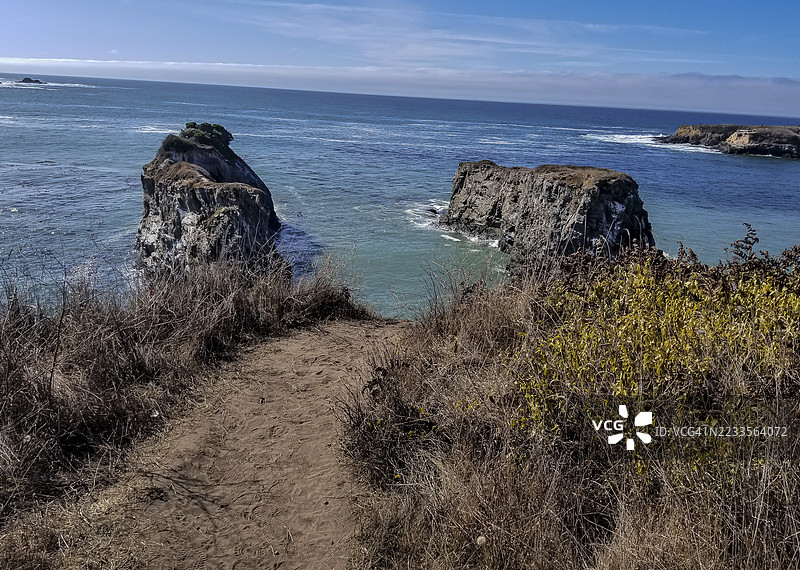 通往岩石海崖的海岸小径，布拉格堡，美国图片素材