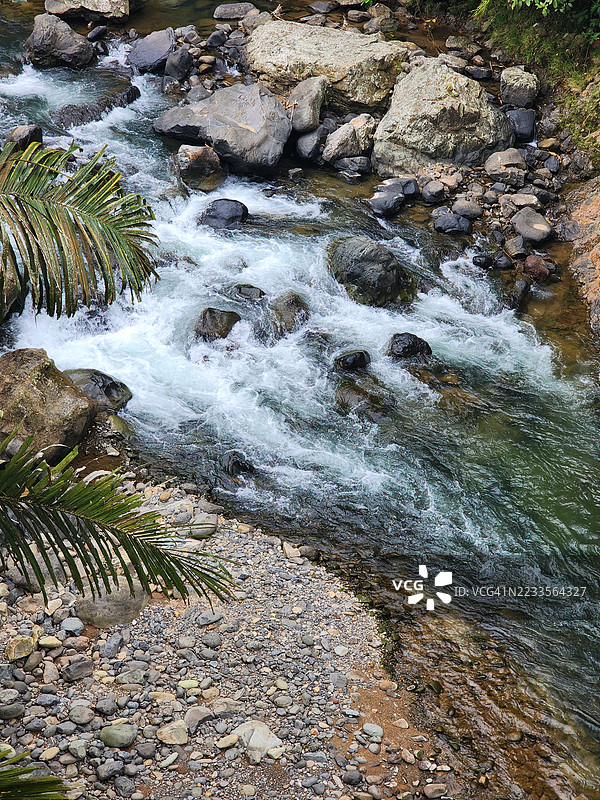 高角度俯瞰流经岩石地形的河流图片素材