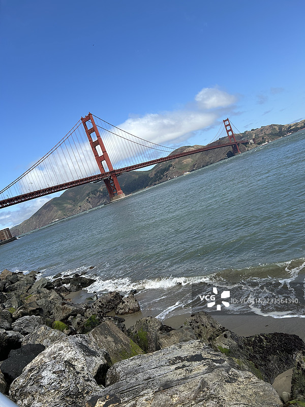 金门大桥在晴朗的日子里横跨海湾图片素材