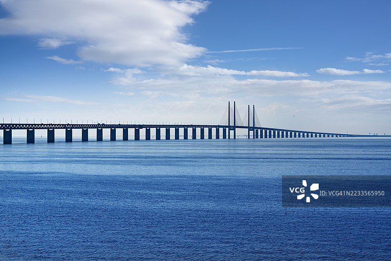 厄勒海峡大桥连接瑞典的马尔默和丹麦的哥本哈根，横跨蓝色海洋图片素材