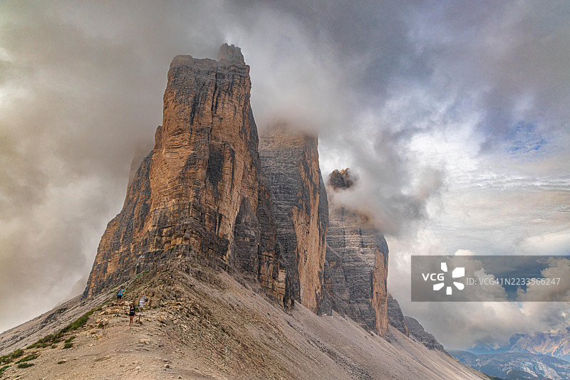 被云雾笼罩的壮丽多洛米蒂山峰，意大利多比亚科图片素材