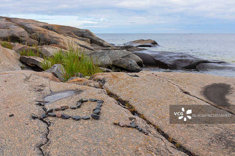 海边岩石上的心形石头图片素材
