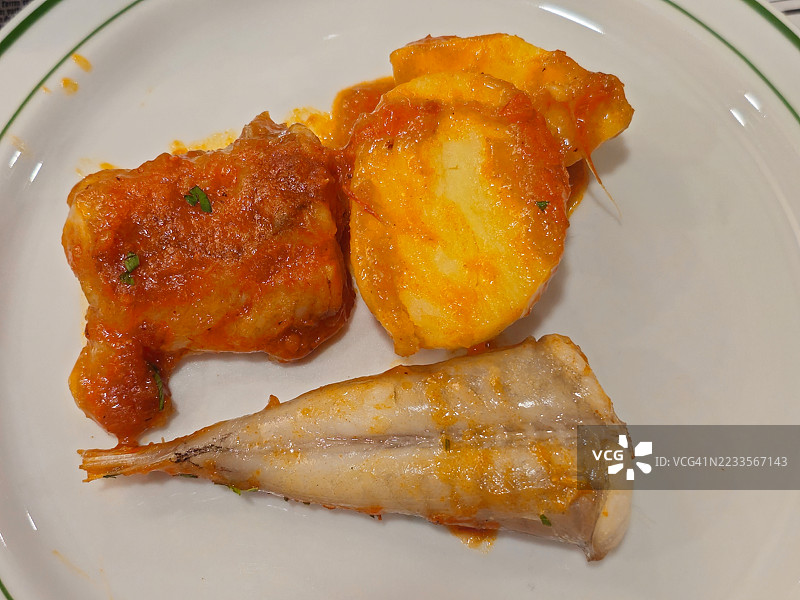 鳕鱼配土豆和番茄酱。图片素材