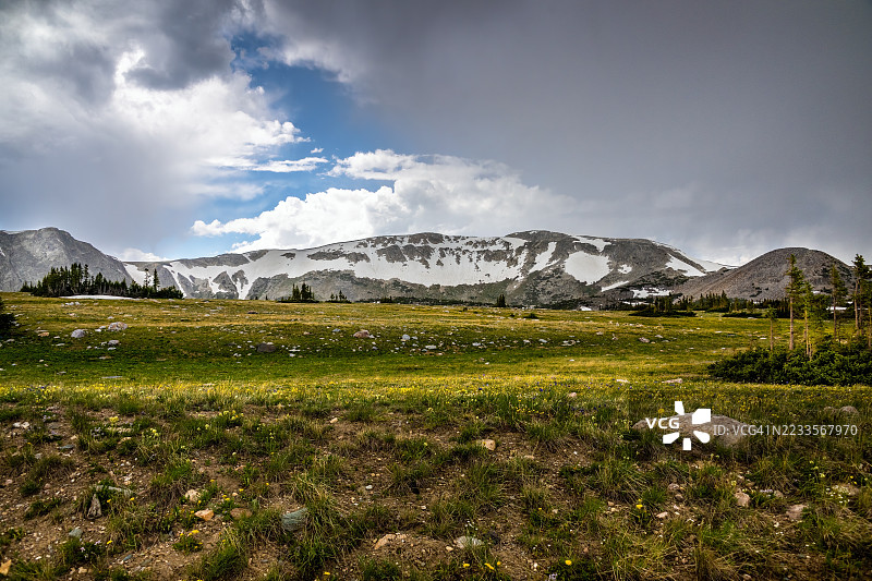 雄伟的山脉风景，雪顶山峰与绿色草地相映成趣图片素材