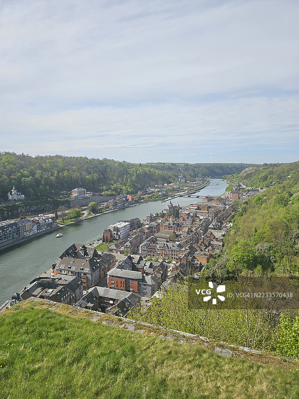 从高处俯瞰比利时迪南镇和梅斯河的美丽景色图片素材