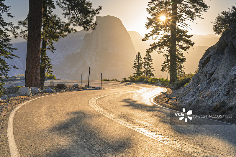 优胜美地国家公园日落时分的森林蜿蜒小路，位于美国优胜美地国家公园图片素材