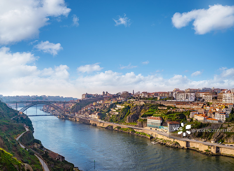 波尔图，波尔图天际线和杜罗河上的路易斯一世大桥，葡萄牙图片素材