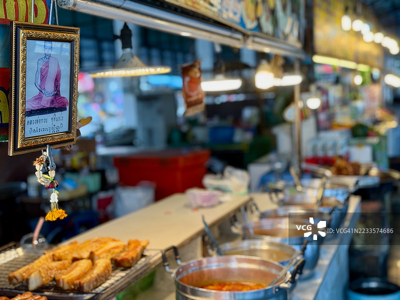 泰国街头食品餐厅的柜台，上面放着装有咖喱的平底锅图片素材