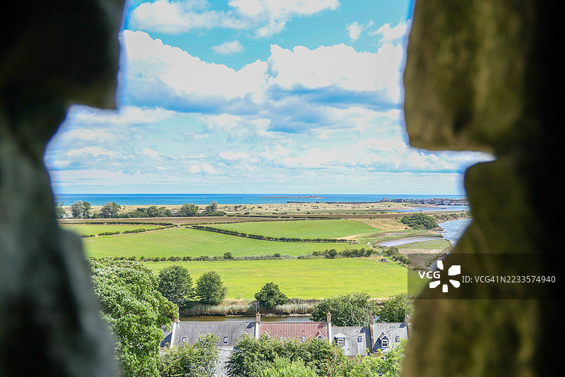 通过石窗看到的海岸风景，沃克沃斯，英国图片素材