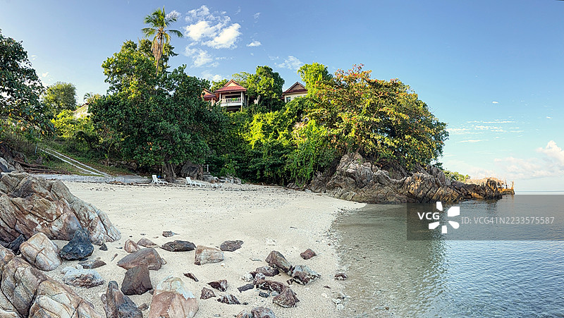 在阳光明媚的天气下，科潘甘岛上美丽隐秘的海滩图片素材