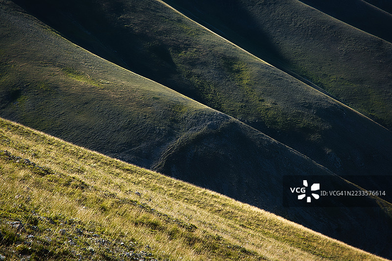 阳光下的草地连绵起伏的山丘，诺尔恰，意大利图片素材