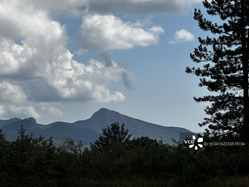 意大利云雾缭绕下的壮丽山脉风景图片素材