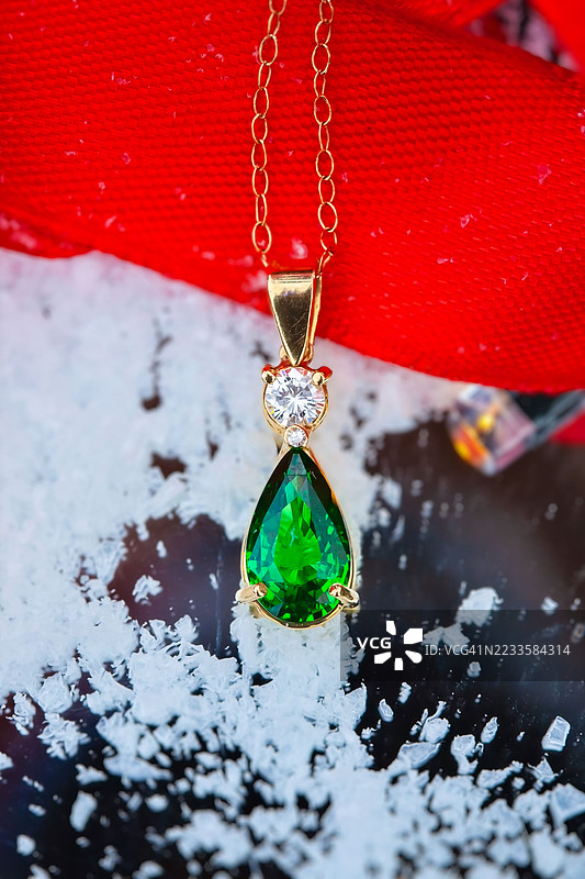 绿宝石和钻石项链图片素材
