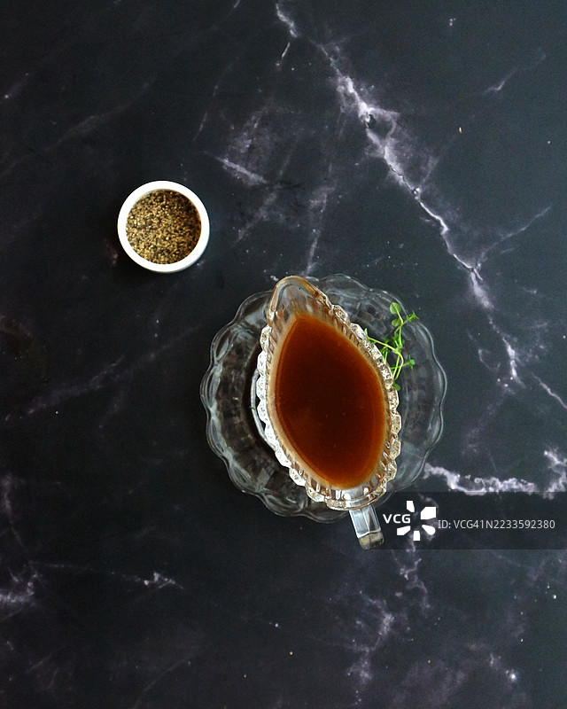 水晶肉汁壶，配有百里香和黑胡椒的菜肴图片素材