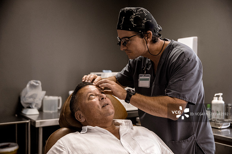 成熟男性在皮肤科进行检查图片素材