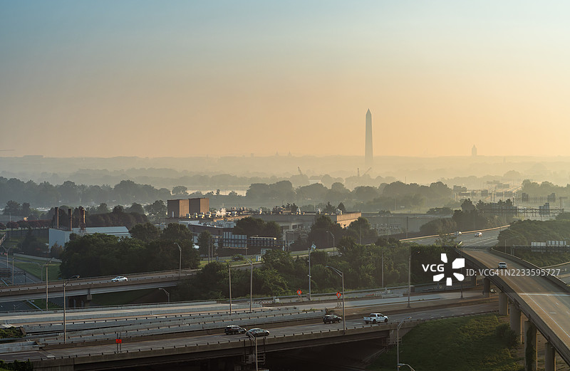 弗吉尼亚州阿灵顿的朦胧日出图片素材