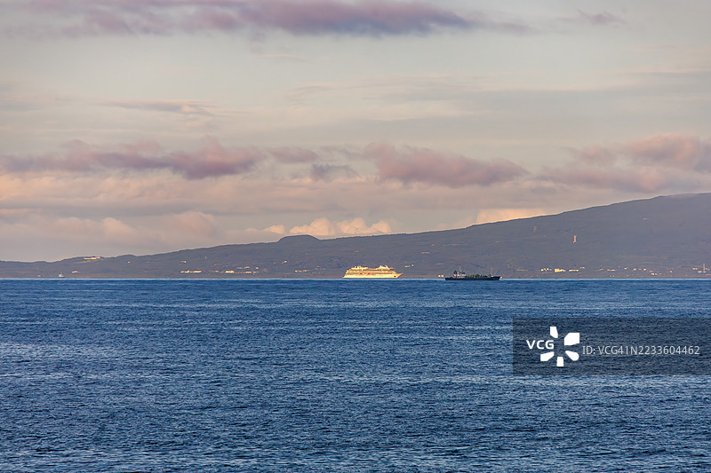 片滨白田海滩最美的海岸线。可以看到包括新岛和小笠原岛在内的伊豆群岛。这里还运营着大型油轮和豪华游轮。位于2025年静冈县伊豆半岛的伊豆急行线列车内。图片素材