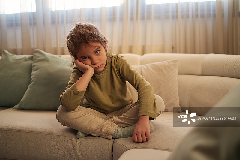 愤怒女孩的肖像图片素材