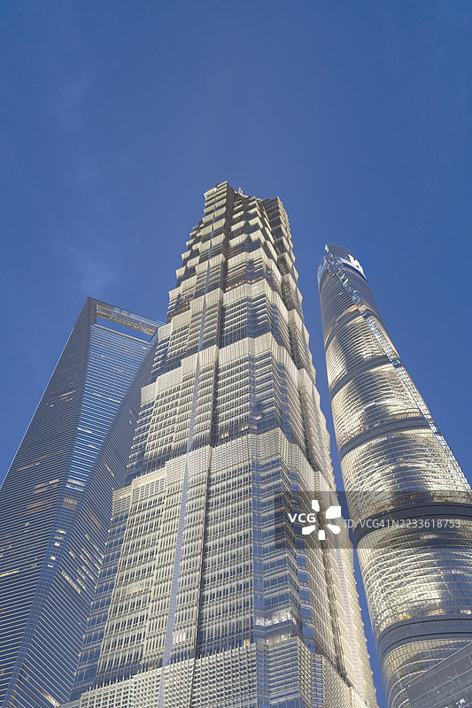 仰望上海地标“三剑客”图片素材