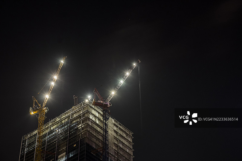 夜间的建筑起重机设备和机械图片素材