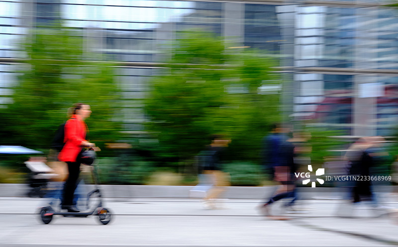 模糊的电动滑板车上的女性运动画面图片素材
