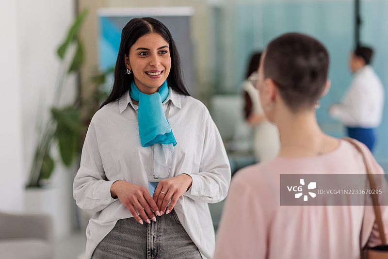 银行中与女性客户进行专业咨询的顾问图片素材